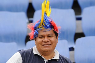 Un hincha con el penacho del gallo tricolor ecuatoriano. 