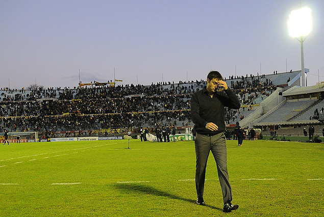 Diego Alonso en el final del partido camino al vestuario donde se reunió con Damiani y puso el cargo a disposición vislumbrando el final. 