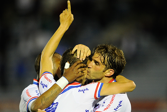 Iván Alonso, el beso y el sentido abrazo a Pablo Alvarez, tras el gol, que se lo dedica a su abuela recientemente fallecida. 