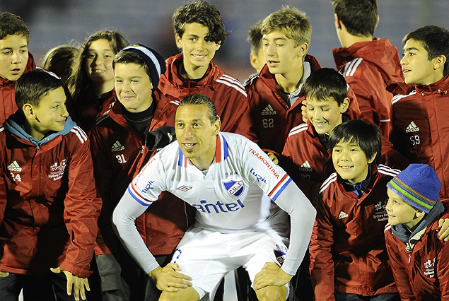 Richard Porta posando junto a un grupo de pequeños compatriotas australianos. 
