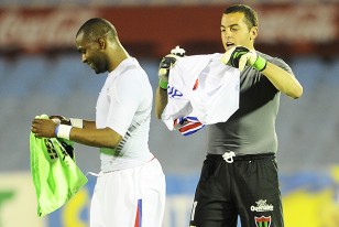 Santiago García se lleva la camiseta de su amigo Nicola Pérez, que tiene entre sus manos la número 20 del "Morro". 