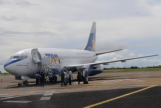 El avión charter de TAM en la pista del Aeropuerto de Carrasco.