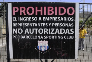 Cartel que flanquea el paso a todos quienes quieran ingresar al estadio del Barcelona. Se ve que el club no se lleva bien con los agentes de jugadores.