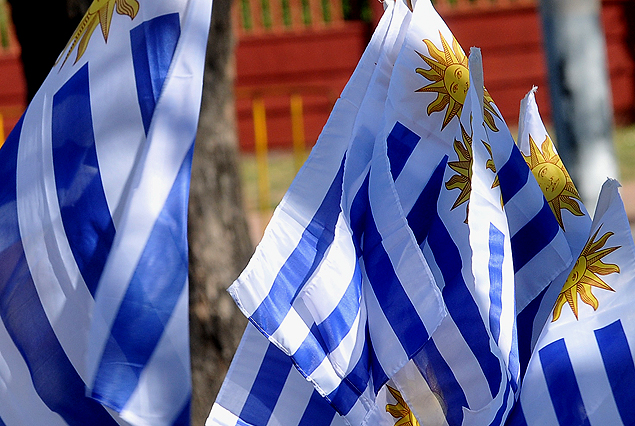 Las banderas uruguayas lucen radiantes en las afueras del Centenario.