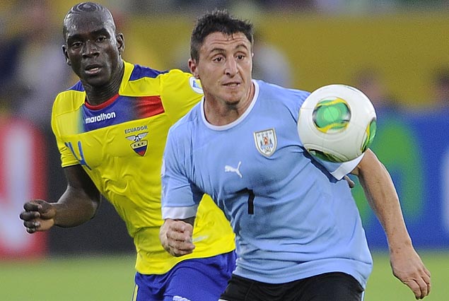 Cristian Rodríguez con la vista fija en el balón, el ecuatoriano Segunda Castillo va a su marca.