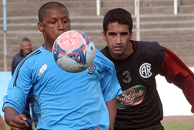 Héctor Acuña se escapa a la marca rival. Fue autor del tanto con el que Cerro derrotó a Rentistas. 