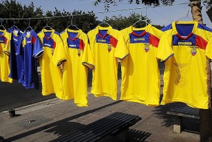 Un comerciante armó un puesto de venta de camisetas de Ecuador en el portón de acceso donde aguardó la prensa la llegada del ómnibus de Uruguay.