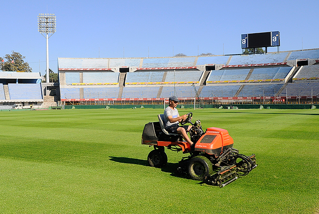 "Peinando" el césped, uno de los trabajos de última hora en el Centenario. 