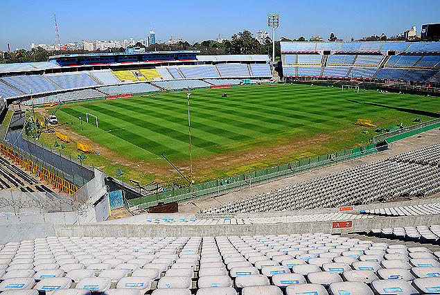 Vista del Estadio Centenario a pocas horas de comenzar el clásico Uruguay-Argentina.