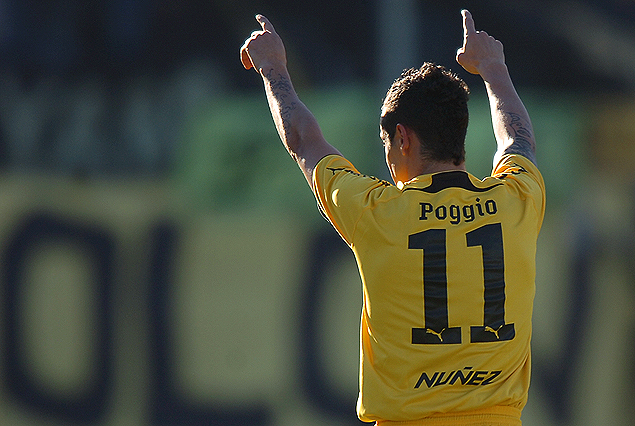 "Es para vos mamá", parece indicar el 13 de mayo del 2012, despues de anotar uno de los dos de esa tarde ante Wanderers en un fenomenal 5:1. Fue el día de la madre, de ahí la camiseta, con el apellido de ellas en la espalda.