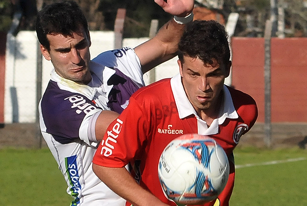 Marcelo Fernández en el avance cercado por Rodrigo Rojo.