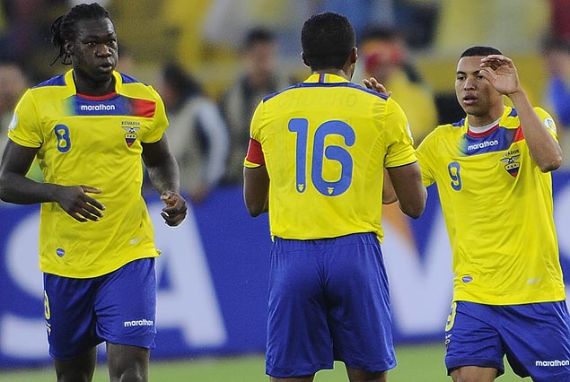 Los ecuatorianos Jefferson Montero autor, y Antonio Valencia celebran el gol, Felipe Caicedo retorna al medio del campo.