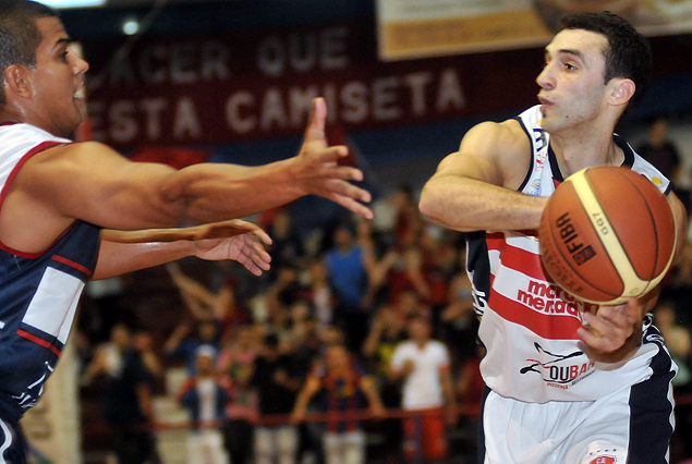 Partidazo entre violetas y goenses ante un gran marco de público.