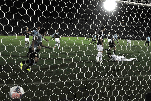 La pelota en el fondo de la red, tras el espectacular zurdazo de "Cebolla" Rodríguez que abrió el marcador.