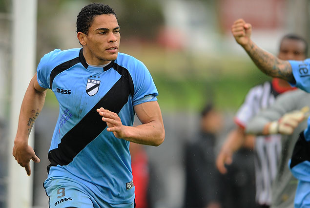 Jonathan Alvez festeja el empate de Danubio, en encuentro sufrido para  los de la franja. 