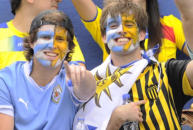 Hinchas uruguayos en el estadio Olímpico de Quito.