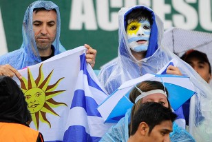 Hinchas uruguayos pese a la lluvia.