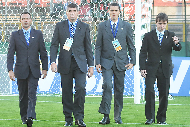 La cuarteta de árbitros brasileños en el campo de juego