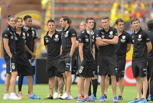 Los jugadores uruguayos en la cancha apenas arribados al estadio.