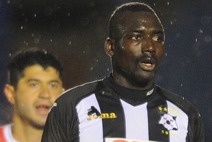 El crespón  negro prendido a la camiseta por la muerte de Chucho Benítez.