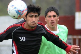Jonathan Ríos y Luis Machado se disputan el balón.
