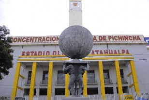Ingreso principal del Estadio Atahualpa e Quito. Así se mostraba, también, en 1973 cuando por primera vez Uruguay jugó aquí en su historia.