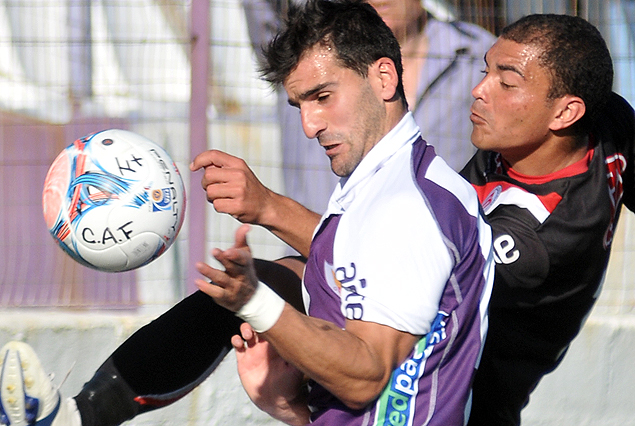Rodrigo Rojo y Janderson  Pereira pelean por la posesión del balón.