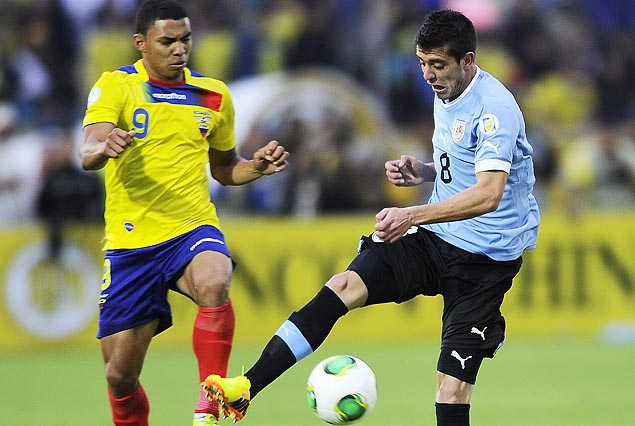 Alejandro Silva maneja el balón ante la marcación de Jefferson Montero.