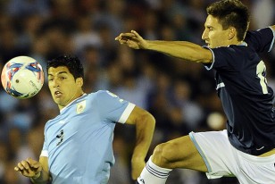 Luis Suárez intenta dominar el balón ante la marcación del argentino Federico Fernández.