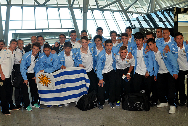 La selección uruguaya Sub 17 en la despedida en el Aeropuerto de Carrasco.