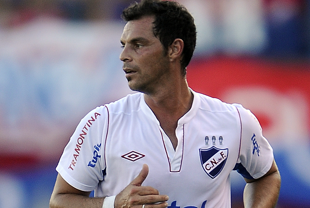 El "Hueso" Adrián Romero, estuvo en el último partido defendiendo a los tricolores frente al arachán. Ahora será a la inversa.