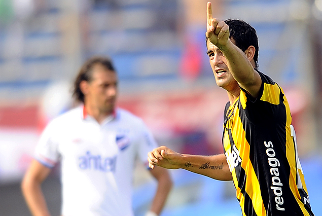 Luis Aguiar en el festejo del segundo gol, golazo, y la decepción de Porta.