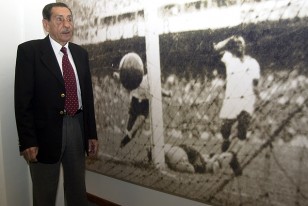 Alcides Edgardo Ghiggia, el héroe del Maracanazo, en la imagen eterna del gol para la historia que luce en el Museo del fútbol.