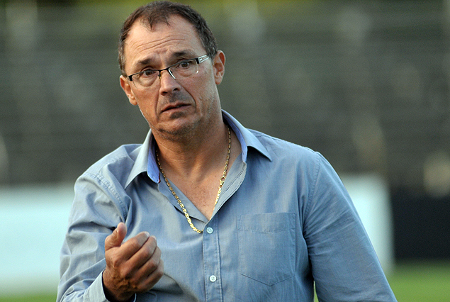 Alfredo Arias, el exitoso entrenador de Wanderers seguirá dirigiendo a los bohemios..
