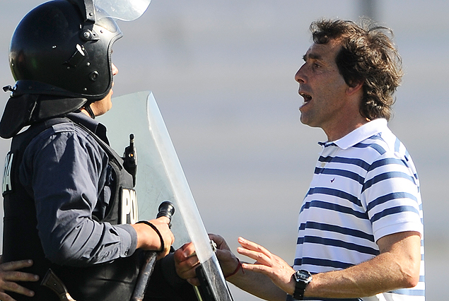 Guillermo Almada discurte con un coracero, porque lo intentó parar con con el escudo en la cara. Vio la roja. 
