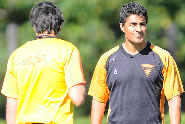 Alejandro Apud -espalda- dando indicaciones a Antonio Fernández en el entrenamiento buzón en la Escuela Naval. 