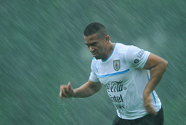 Egidio Arévalo Ríos en pleno trabajo bajo intensa lluvia este viernes por la tarde en el complejo deportivo de la AUF.