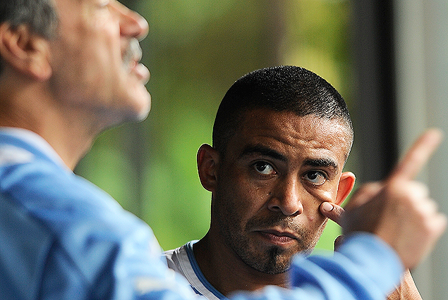 "Cacha" con nuevo look escucha atentamente las indicaciones del profesor Herrera.