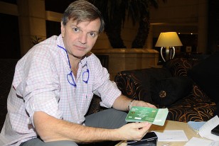 Fotografía totalmente exclusiva. El Presidente de la AUF, esta madrugada del lunes en Uruguay, recibe las 45 entradas que compró la AUF. Esta imágen no la observará en ningún otro lado.