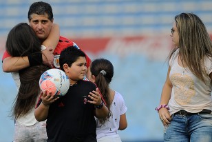 Fernando Cabrera y el abrazo emocionado con sus hijos en su despedida del arbitraje.