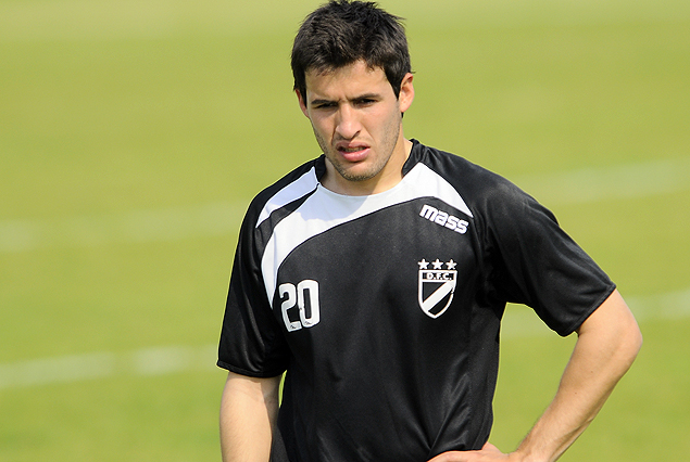 Camilo Mayada en el mediocampo de Danubio.