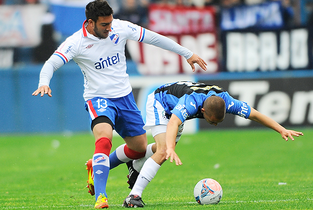 Cavallini en el intento del control y Almeida se tiró de cabeza. 