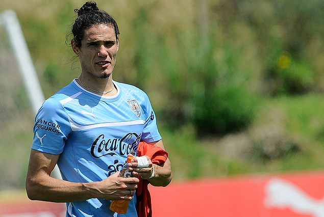 Edinson Cavani aparece con la mano izquierda vendada en la práctica del lunes por la mañana en el complejo. 