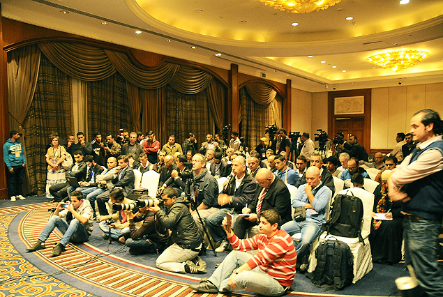 La prensa del mundo atenta a la palabra del entrenador uruguayo. 