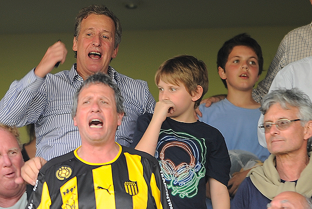 Juan Pedro Damiani en el Palco del Estadio Centenario, el presidente de Peñarol festejó como hincha.