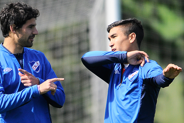 Juan Manuel Díaz, suspendido, conversa con Maximiliano Moreira, su sustituto, en Los Céspedes. 