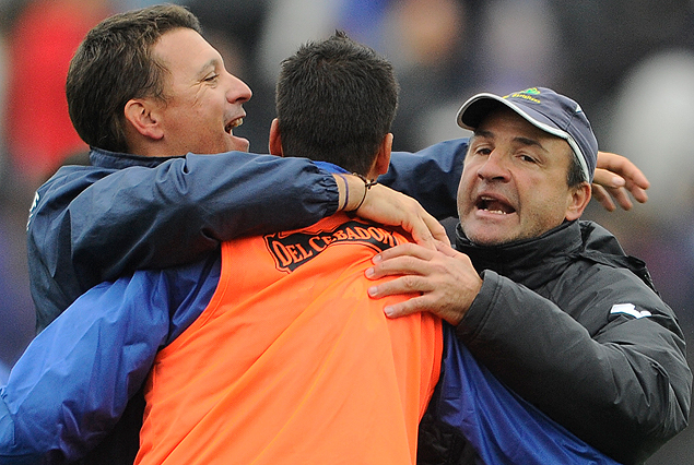 Eduardo Favaro en el festejo final con sus dirigidos. 