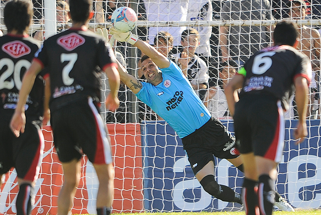 Frascarelli se vuelca a su izquierda para contener el penal ejecutado por Líber Quiñónes. 