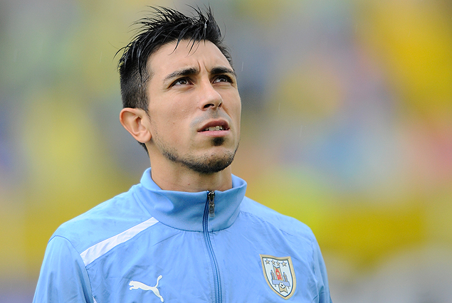 Jorge Fucile, convocado para el repechaje con Jordania, pero enfrentado a su técnico en Portugal.