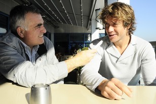 Un mano a mano con el sol rumbo al poniente cortando la imágen.